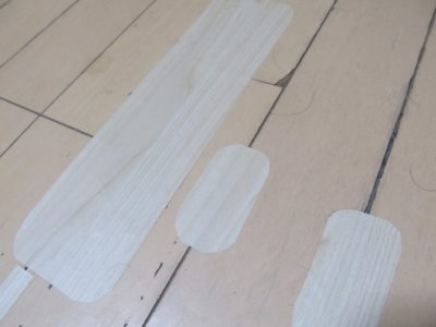 実際にフローリングの床に高森コーキ フローリング用テープを貼ってみた画像