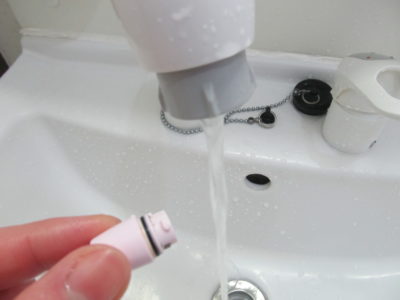 電池の接触部分を水でよく洗う